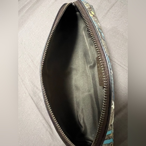 New Gucci Zipper Pencil Case Gucci x Disney Donald
Duck Zipper Pencil Case - Picture 9 of 11